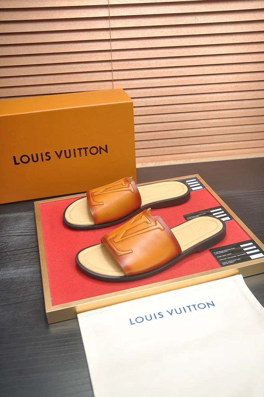 Men's shoes 💰360💶 [Louis Vuitton LV slippers] (high-end cowhide) counter 1:1 fashion style, a must-have for summer! The designer used LV’s iconic outsole. The original simple slippers instantly become fashionable! The upper is made of flexible special cowhide leather straps alternately, and the workmanship is exquisite! A must-have for stylish men in summer, size 38-46 (45 46 customized)